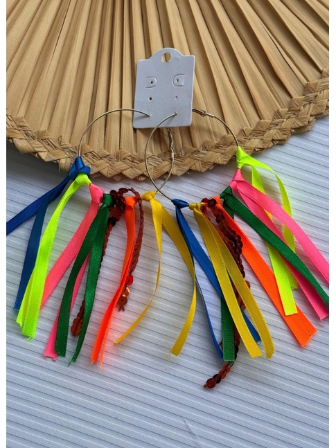 ACESSÓRIO BRINCO ARGOLA FITAS COLORIDAS