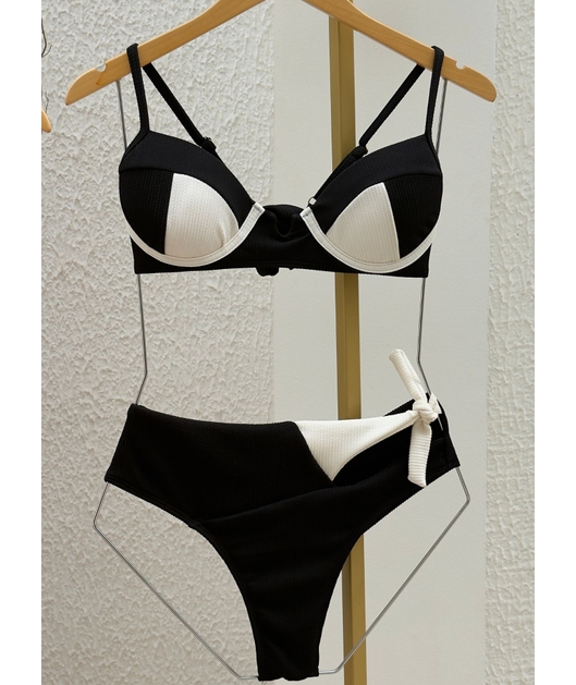 BIQUÍNI MEIA TAÇA BICOLOR CALCINHA RECORTE LATETAL PRETO COLEÇÃO NÁUTICA COMB DRICA